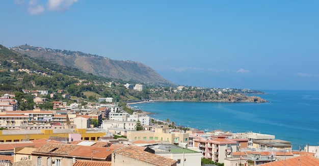 Panoramisch uitzicht op stadsgezicht met Middellandse Zee in Sicilië