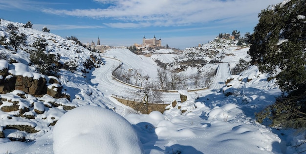 Panoramisch uitzicht op Toledo, Spanje besneeuwd met het Alcazar op de achtergrond en blauwe lucht
