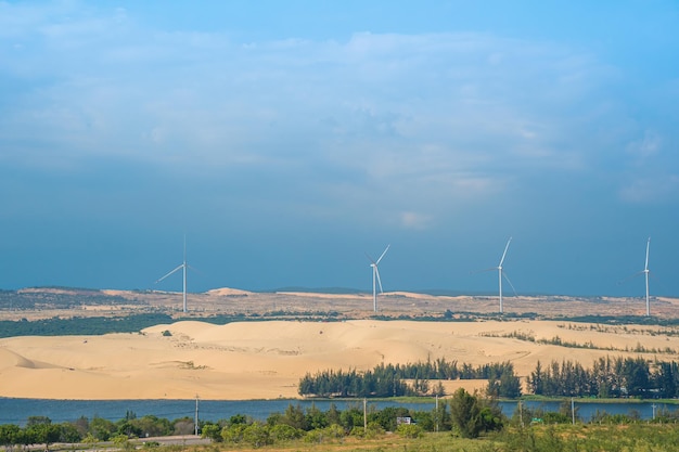 Panoramisch uitzicht op windpark of windpark met hoge windturbines voor opwekking van elektriciteit met kopieerruimte bij Phan Thiet Mui Ne Bau Trang Groen energieconcept