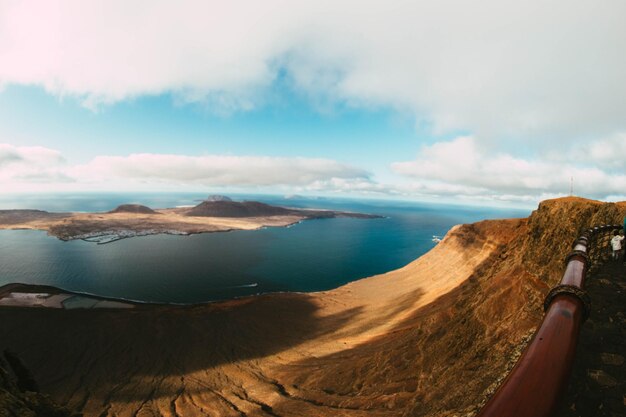 Foto panoramisch uitzicht op zee en bergen tegen de lucht