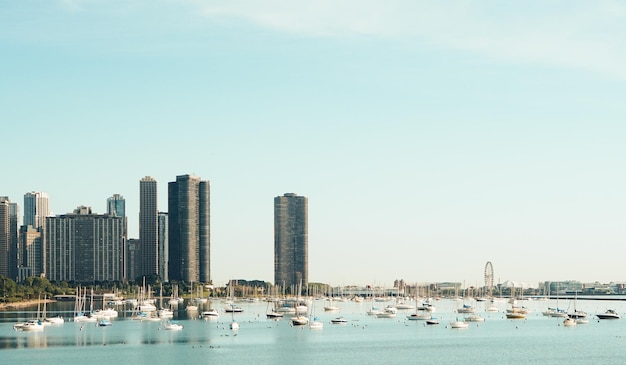 Foto panoramisch uitzicht op zee en stadslandschap tegen de lucht