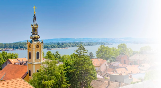 Panoramisch uitzicht op zemun met kerktoren in belgradoservië