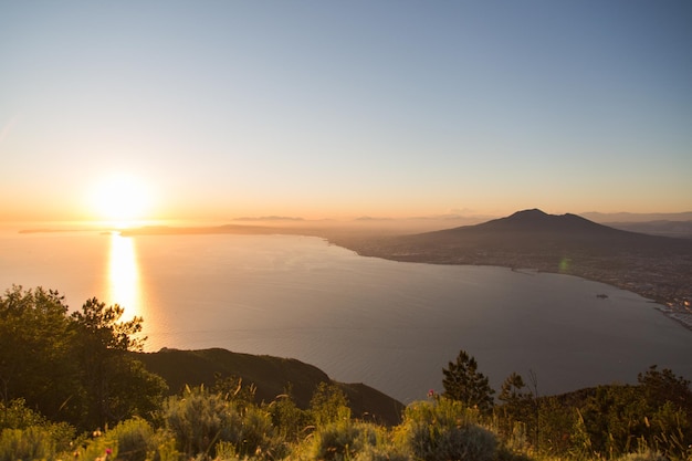 Panoramisch uitzicht over de hele Golf van Napels bij zonsondergang vanaf de berg Faito. Italië Napels