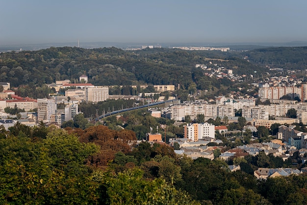 Panoramisch uitzicht over de kleurrijke daken in Lviv vanaf het hoge kasteel