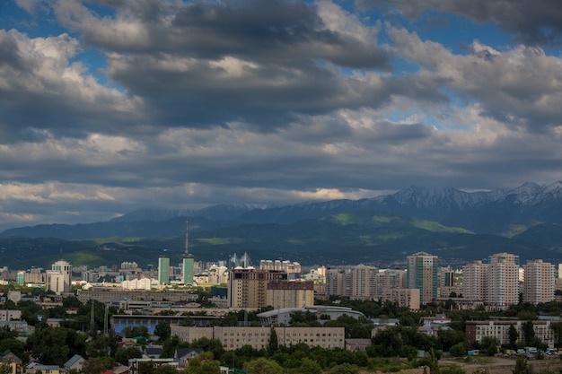 Panoramisch uitzicht over de stad Almaty in Kazachstan