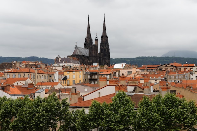 Panoramisch uitzicht over de stad ClermontFerrand met zijn kathedraal France