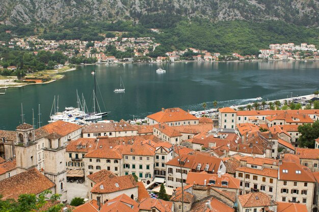 Panoramisch uitzicht over de stad en de baai op de zomerdag. Kotor. Montenegro.