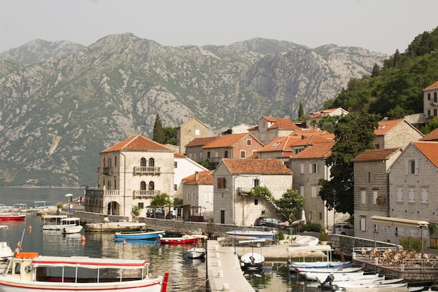 Panoramisch uitzicht over de stad en de baai op de zonnige dag. Perast. Montenegro.