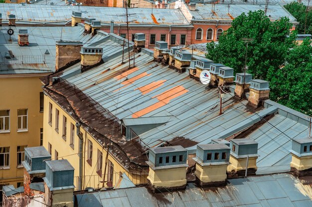 panoramisch uitzicht over de stad en de prachtige daken van sint petersburg