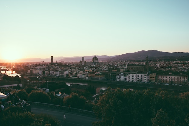 Panoramisch uitzicht over de stad Florence met Cattedrale di Santa Maria del Fiore en Palazzo Vecchio vanaf Piazzale Michelangelo (Michelangelo-plein). Zonnige zomerdag en dramatische blauwe lucht