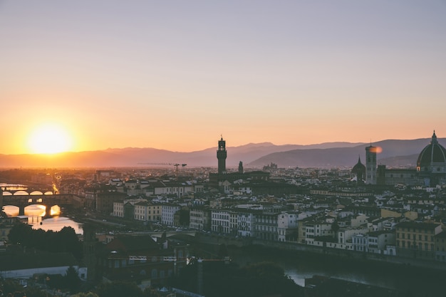 Panoramisch uitzicht over de stad florence met cattedrale di santa maria del fiore en palazzo vecchio vanaf piazzale michelangelo (michelangelo-plein). zonnige zomerdag en dramatische blauwe lucht