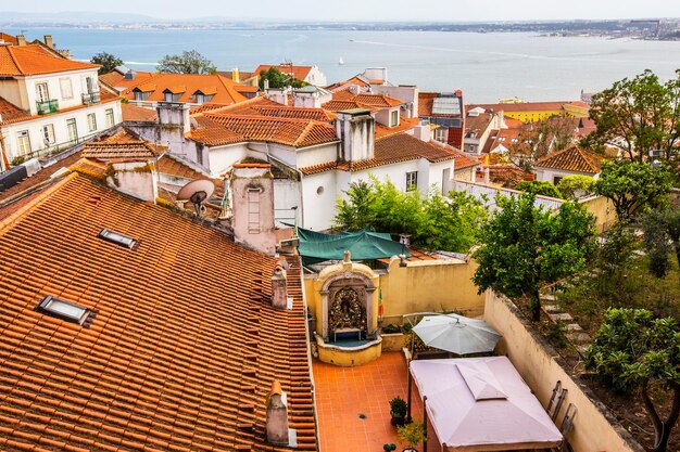 Panoramisch uitzicht over de stad Lissabon vanuit een van de gezichtspunten, Lissabon, Portugal