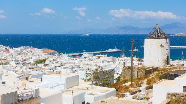 Panoramisch uitzicht over de stad Mykonos met de oude haven, Griekenland. Grieks landschap