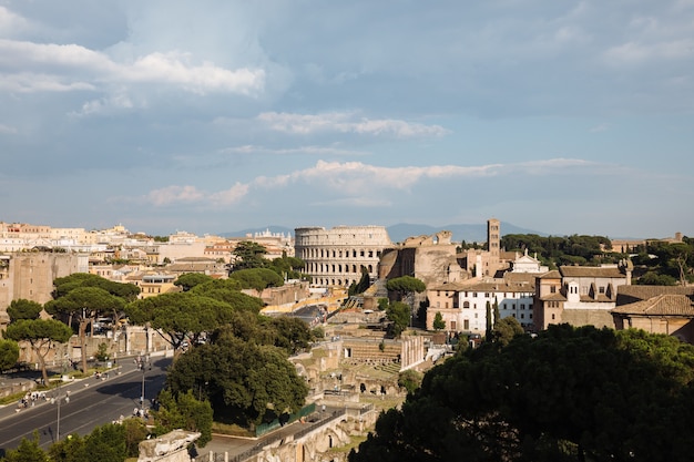 Panoramisch uitzicht over de stad Rome met Romeins forum en Colosseum van Vittorio Emanuele II Monument ook bekend als de Vittoriano. Zonnige zomerdag en dramatische blauwe lucht