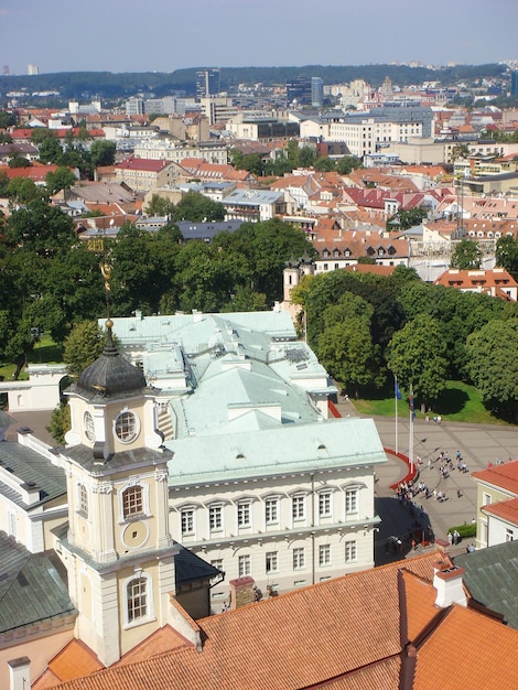 Panoramisch uitzicht over de stad van bovenaf in een zomerdag Vilnius, Litouwen