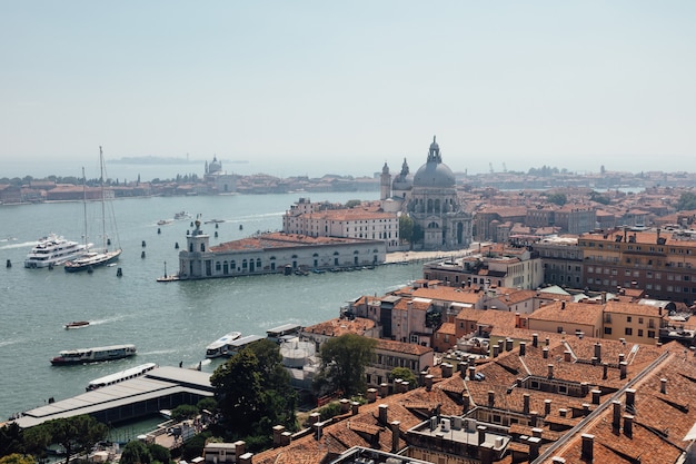 Panoramisch uitzicht over de stad Venetië en weg Basilica di Santa Maria della Salute (Saint Mary of Healt) van San Marco Campanile (Campanile di San Marco). Landschap van zomerdag en zonnige blauwe lucht