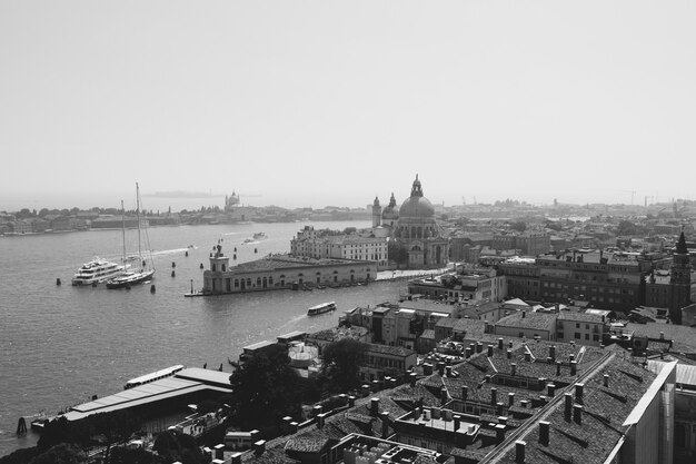 Panoramisch uitzicht over de stad venetië en weg basilica di santa maria della salute (saint mary of healt) van san marco campanile (campanile di san marco). landschap van zomerdag en zonnige blauwe lucht