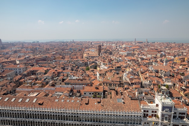 Panoramisch uitzicht over de stad Venetië met historische gebouwen uit de San Marco Campanile. Landschap van zomerdag en zonnige blauwe lucht