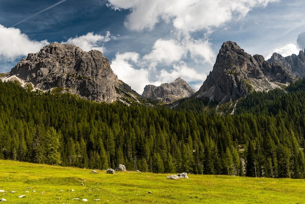 Panoramisch uitzicht over de toppen van de Tiroler Dolomieten in de buurt van Tre Cime di Lavaredo, Italië