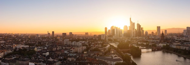 panoramisch uitzicht over Frankfurt aan de belangrijkste rivier bij zonsondergang. ideaal voor lay-outs van websites en tijdschriften