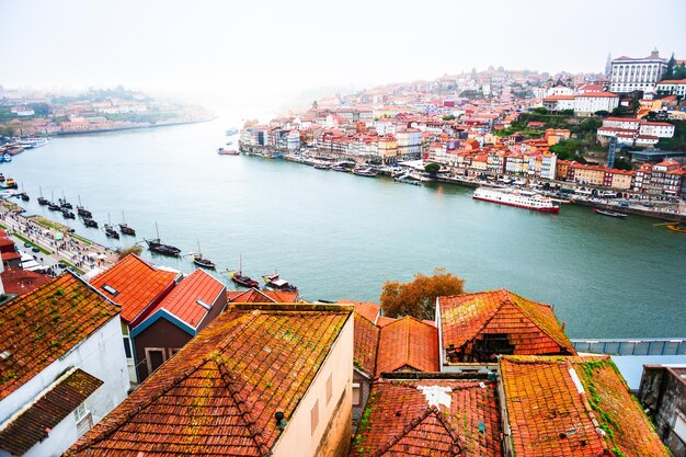 Panoramisch uitzicht over Porto, Portugal. Oude architectuur met rode daken en de rivier de Douro