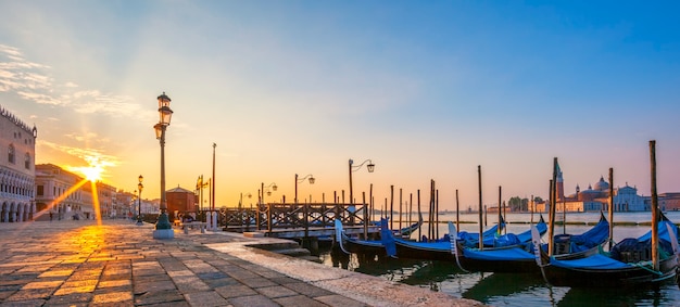 Panoramisch uitzicht over Venetië met gondels bij zonsopgang