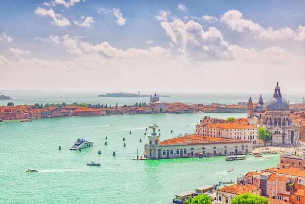 Panoramisch uitzicht over Venetië vanaf de Campanile-toren van de San Marco-kathedraal Tempel San Giorgio Maggiore Chiesa di San Giorgio Maggiore gelegen op het eiland Giudecca, Italië