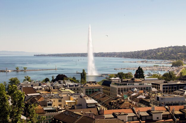 Panoramisch uitzicht van bovenaf naar de stad en het meer op de zomerdag.Genève.Switzerland.
