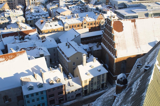 Panoramisch uitzicht van bovenaf naar riga op een winterdag letland de baltische staten bovenaanzicht