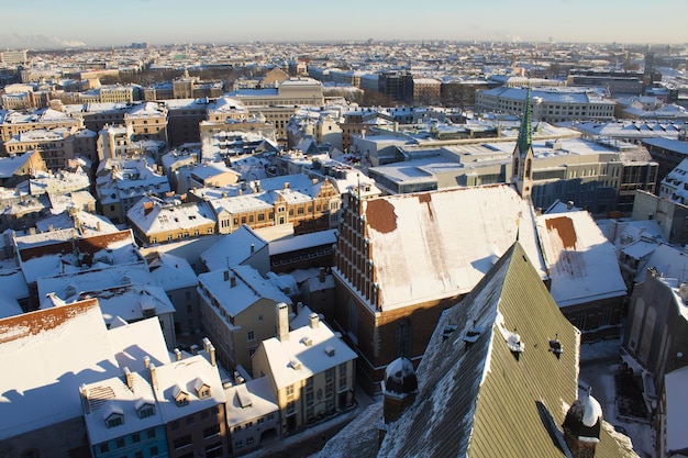 Panoramisch uitzicht van bovenaf naar Riga op een winterdag. Letland. De Baltische Staten.