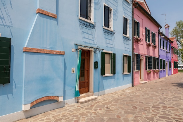 Panoramisch uitzicht van felgekleurde huizen van Burano is een eiland in de lagune van Venetië. Zomer zonnige dag en blauwe lucht