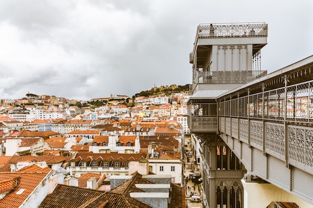 Foto panoramisch uitzicht van lissabon vanaf de santa justa-lift