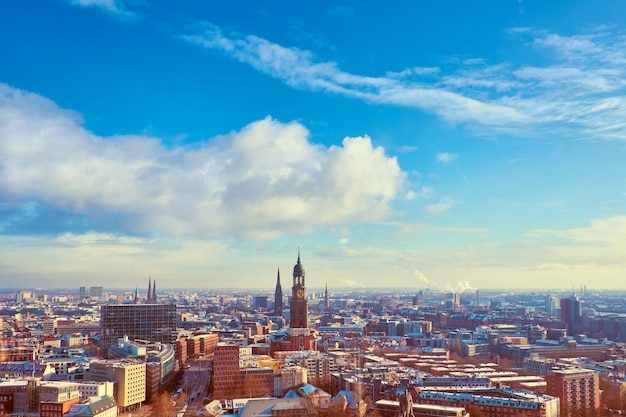 Panoramisch uitzicht vanaf Dancing Towers over Hamburg in de winter met blauwe lucht en de wolken