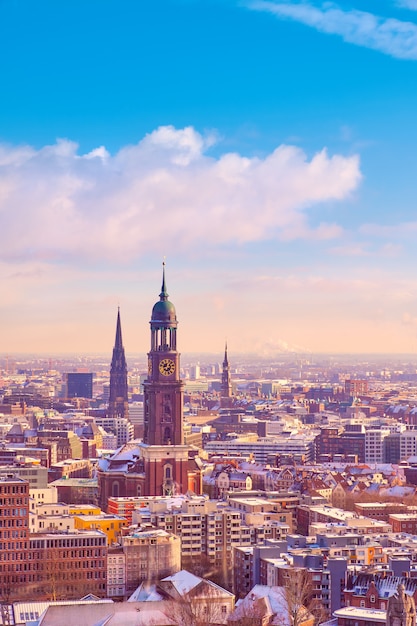 Panoramisch uitzicht vanaf dancing towers over hamburg onder de sneeuw in de winter