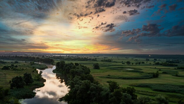 Panoramisch uitzicht vanaf de heuvel van een fantastisch landschap van dramatische kleurrijke hemel, geweldige zonsondergang