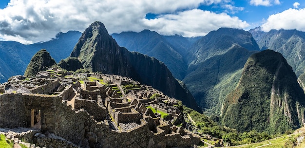 Panoramisch uitzicht vanaf de top naar de oude Inca-ruïnes en Wayna Picchu-berg Machu Picchu Urubamba-provnce Peru