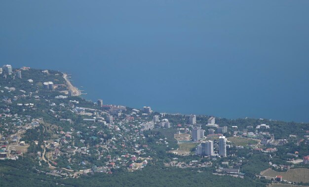 Panoramisch uitzicht vanaf de top van de stad in de buurt van zee