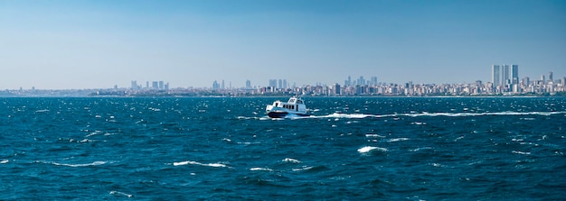 Panoramisch uitzicht vanaf de zee naar Istanbul De boot vaart op de golven in de zonnige zomerdag van de Zee van Marmara