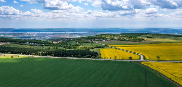 Panoramisch uitzicht vanaf drone van het uitgestrekte landschap met kleurrijke velden en wegen