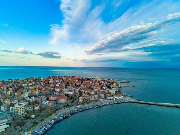 Panoramisch uitzicht vanaf een hoogte boven de stad Pomorie met huizen en straten gewassen door de Zwarte Zee in Bulgarije