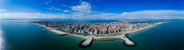 Panoramisch uitzicht vanaf een hoogte boven de stad Pomorie met huizen en straten gewassen door de Zwarte Zee in Bulgarije