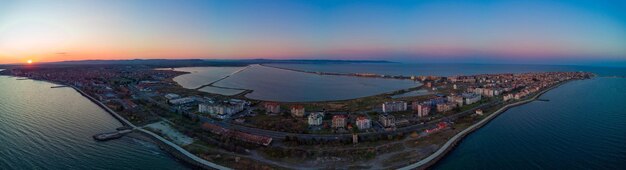 Panoramisch uitzicht vanaf een hoogte boven de stad Pomorie met huizen en straten gewassen door de Zwarte Zee in Bulgarije