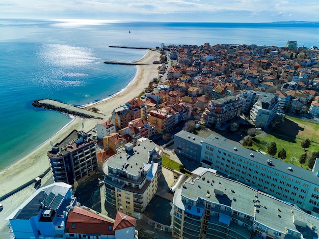 Panoramisch uitzicht vanaf een hoogte boven de stad Pomorie met huizen en straten gewassen door de Zwarte Zee in Bulgarije