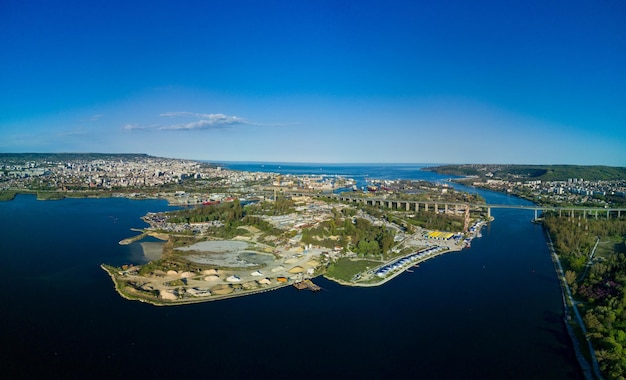 Panoramisch uitzicht vanaf een hoogte op de brug tussen de stad Sozopol met huizen in de buurt van de Zwarte Zee