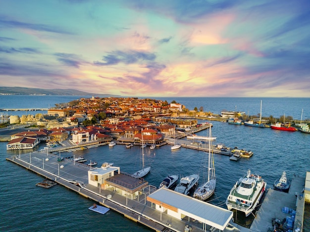 Panoramisch uitzicht vanaf een hoogte van de stad Nessebar met huizen en parken gewassen door de Zwarte Zee in Bulgarije