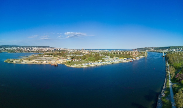 Panoramisch uitzicht vanaf een hoogte van de stad Sozopol met huizen en boten in de buurt van de Zwarte Zee