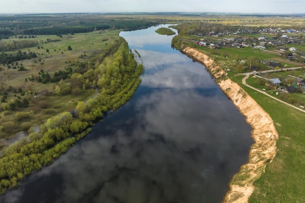 Panoramisch uitzicht vanaf grote hoogte op de rivier in het bos