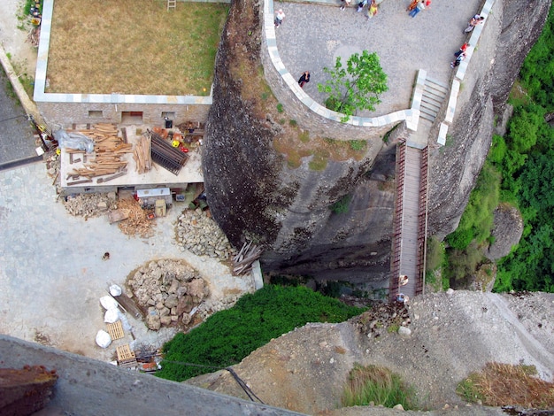 Panoramisch uitzicht vanaf het klooster van de Heilige Drie-eenheid van Meteora in Griekenland, hoog in de bergen. Ongebruikelijk landschap