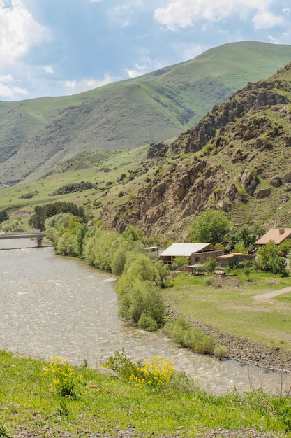 Panoramisch uitzicht vanaf het Narikala-fort Tbilisi naar het historische deel van de hoofdstad van de Republiek Georgië