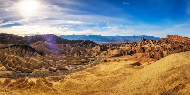 Panoramisch uitzicht vanaf het Zabriskie-punt in Death Valley